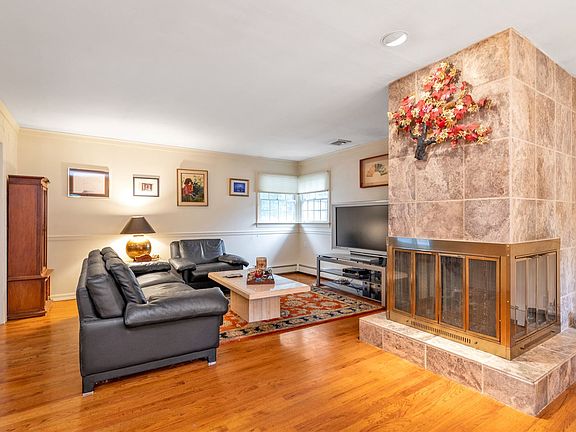 3rd image of 215 Vernon Valley Rd
