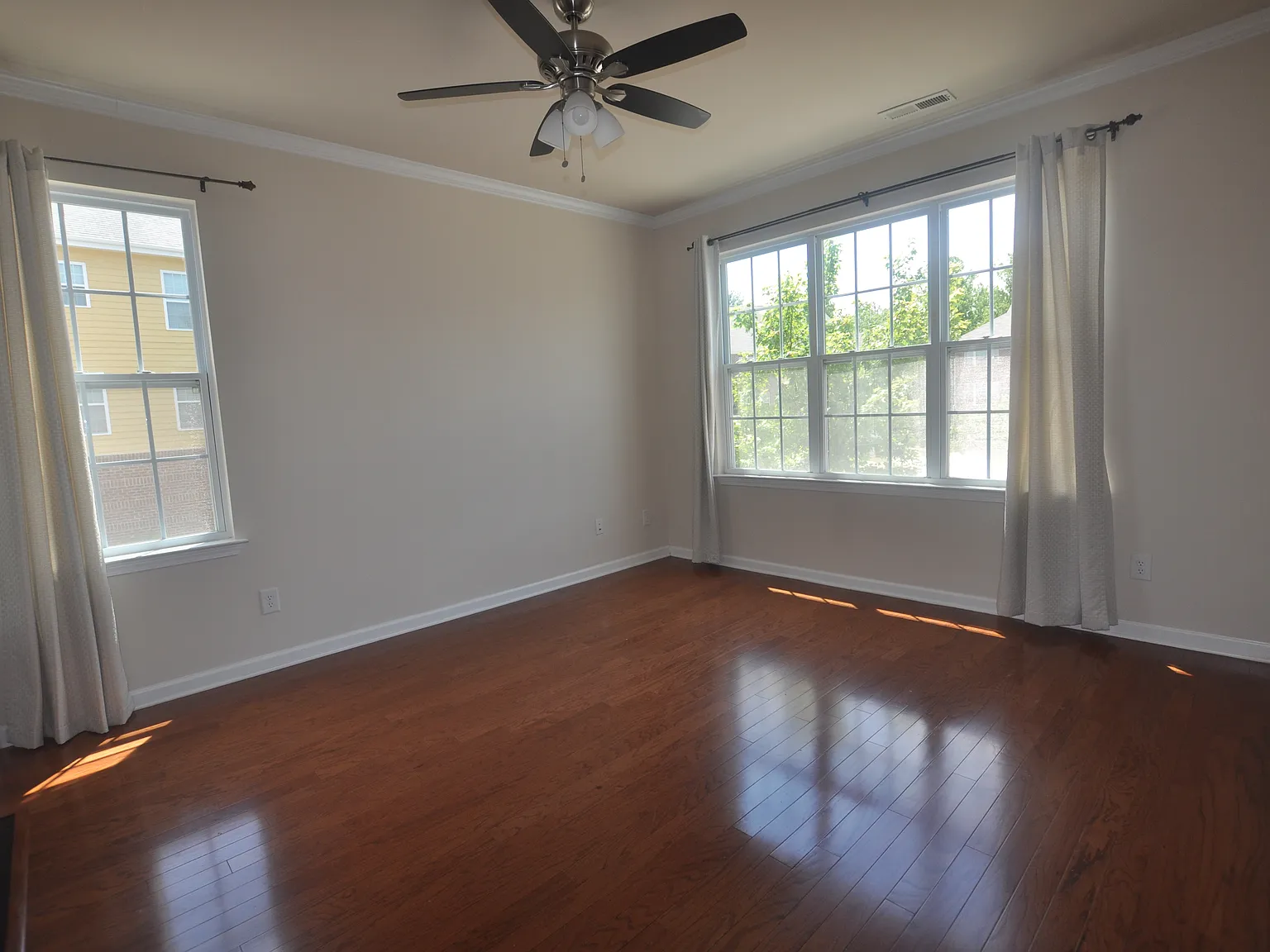 3 bed, 3.5 bath, 1850 sqft, $1,900 — Photo 2
