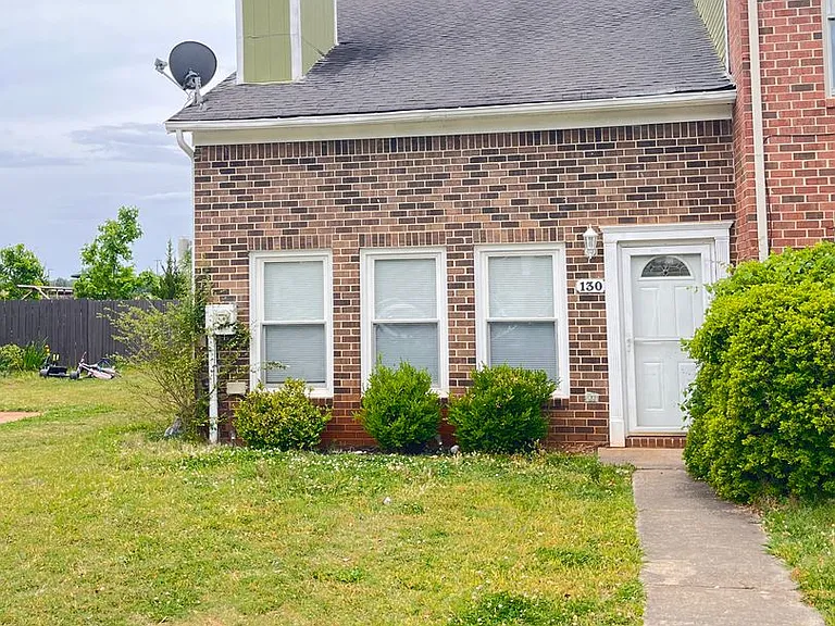 130 Crescent Cir — Photo 1