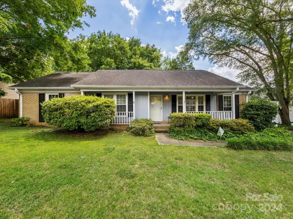 11722 Mirror Lake Dr, Charlotte, NC 28226
