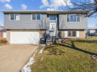 740 Deerfield Dr, Marion, IA 52302