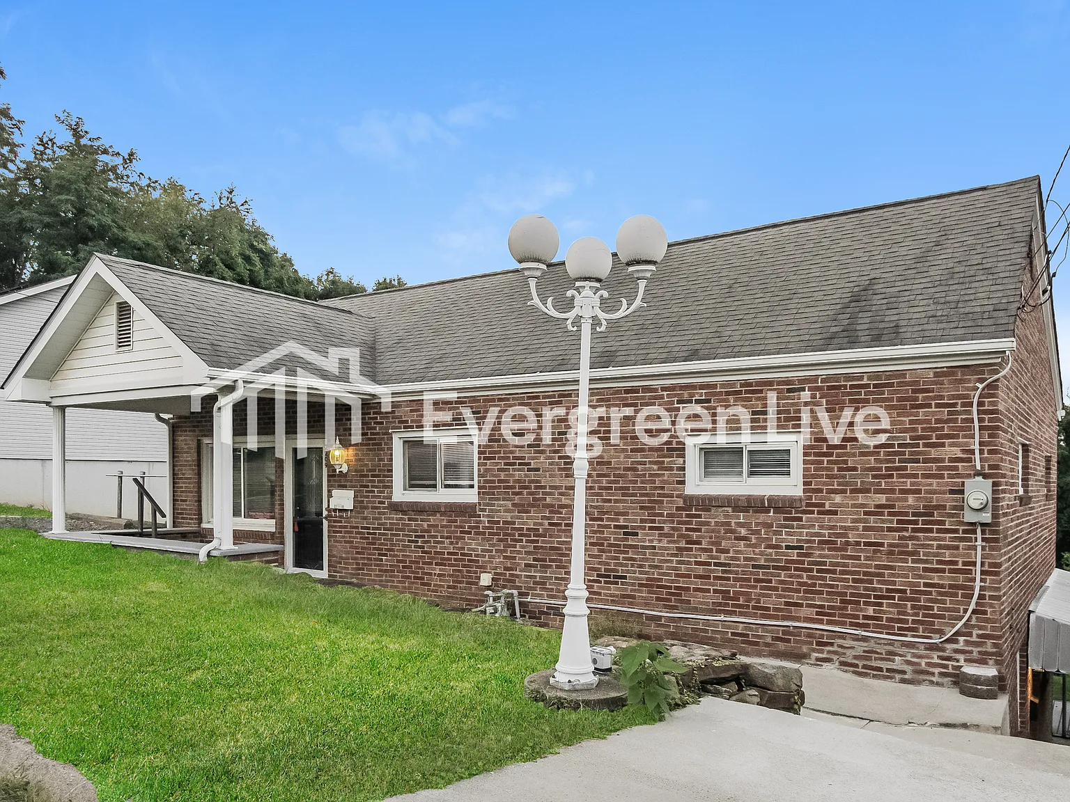 3 bed, 3.0 bath, 1550 sqft, $1,645 — Photo 2