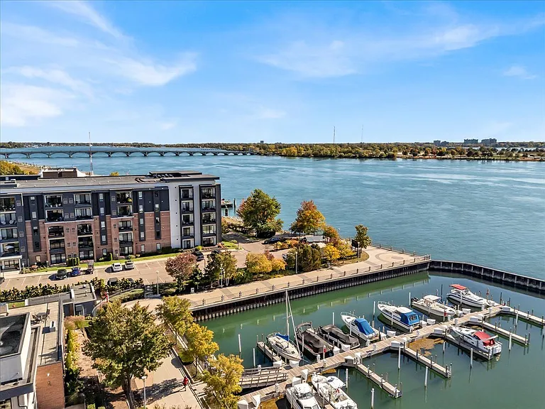 Waters Edge Apartments of Harbortown — Photo 35