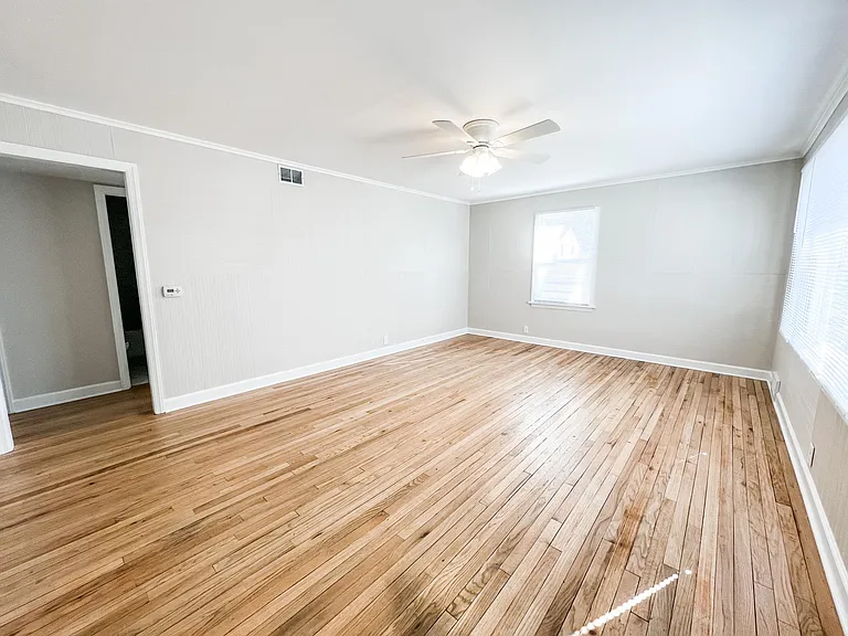 410 S Westlawn Ave — Photo 2