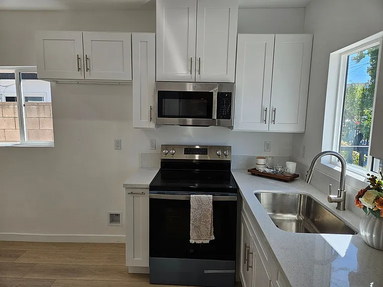 9300 Tamarack Ave — Photo 4