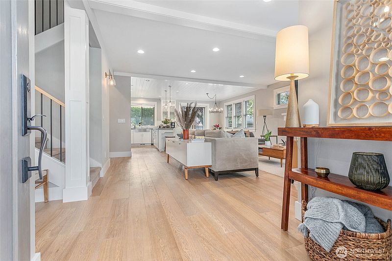 4th image of 902 Captain Bay Court