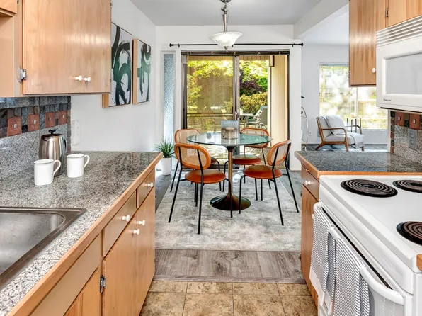 860 100th Ave NE APT 38, Bellevue, WA 98004