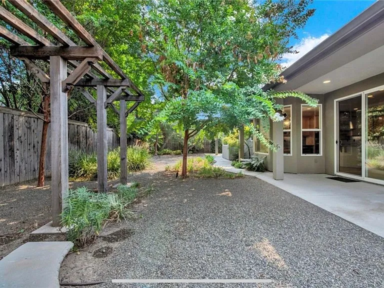 1928 Wisteria Ln — Photo 19
