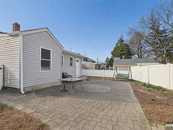 5th image of 478 Riverside Ter