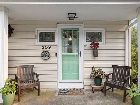 5th image of 209 Dahlia Dr