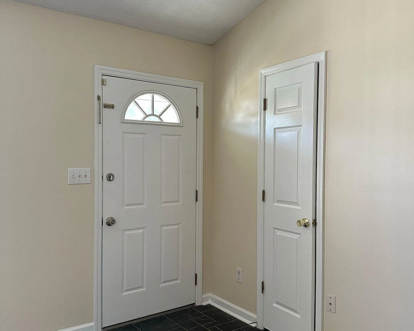 3 bed, 2.0 bath, 1400 sqft, $1,600 — Photo 2