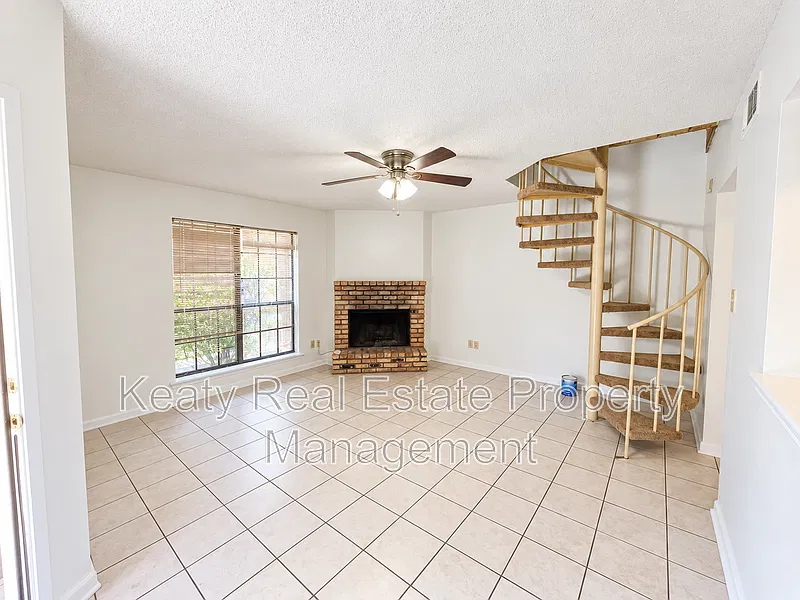 2 bed, 1.5 bath, 1100 sqft, $925 — Photo 2