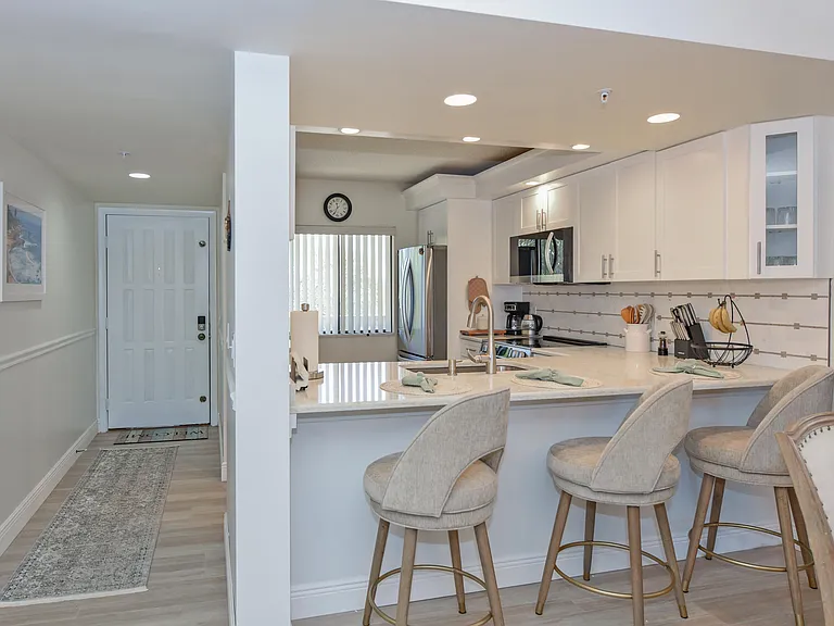 901 Seafarer Cir #302 — Photo 2