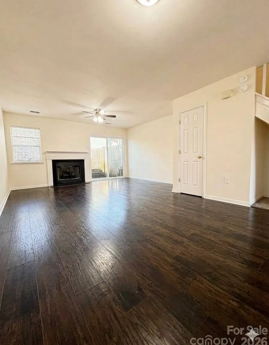 2 bed, 2.5 bath, 1114 sqft, $1,675 — Photo 2