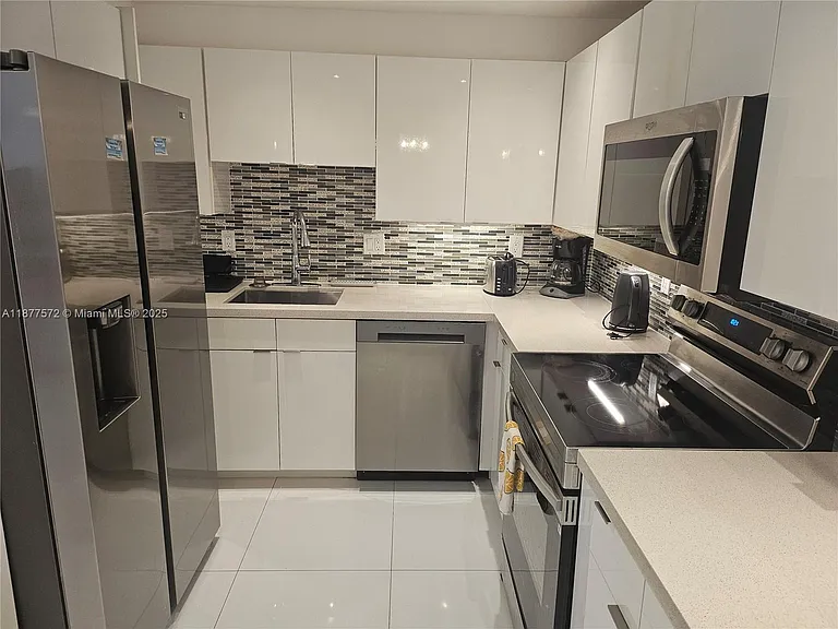 5161 Collins Ave #707 — Photo 8