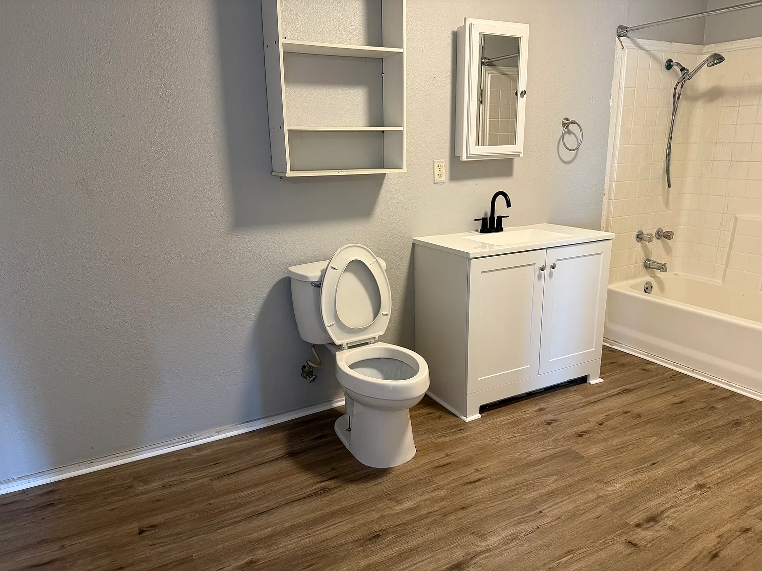 1502 Thompson Pl — Photo 3