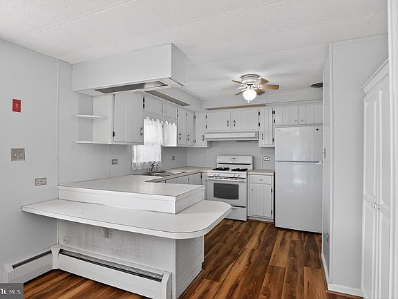 3rd image of 529 Puritan Dr