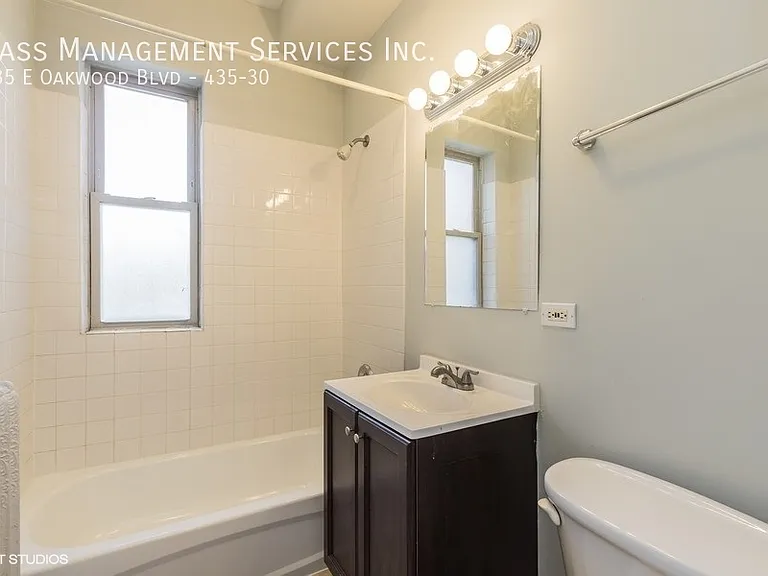 427-39 E Oakwood Blvd — Photo 25