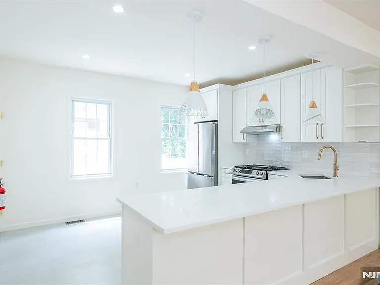 231 Waverly Pl — Photo 18