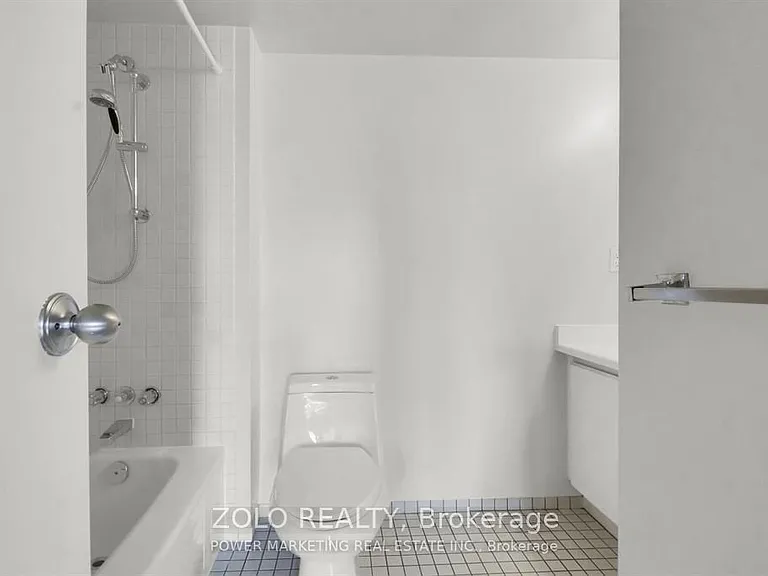 2759 Carousel Cres #1206 — Photo 25