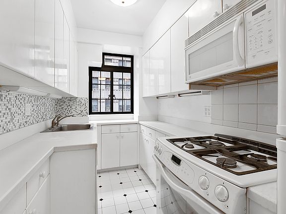 3rd image of 315 E 43rd St #209