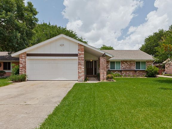 Welcome to 16915 Hibiscus Ln in Friendswood, TX!