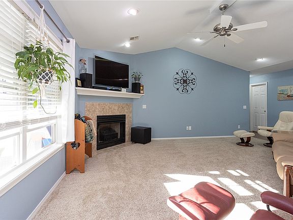 4th image of 83 Portsmouth Dr
