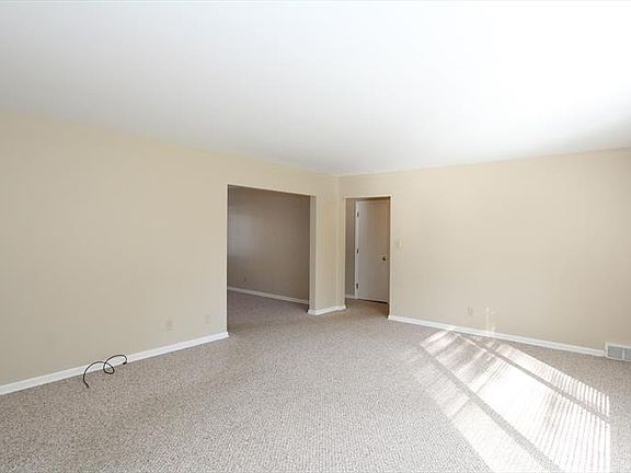 3rd image of 1121 Far Hills Ave APT 1