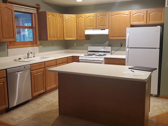 3rd image of 175 Parkview Ct