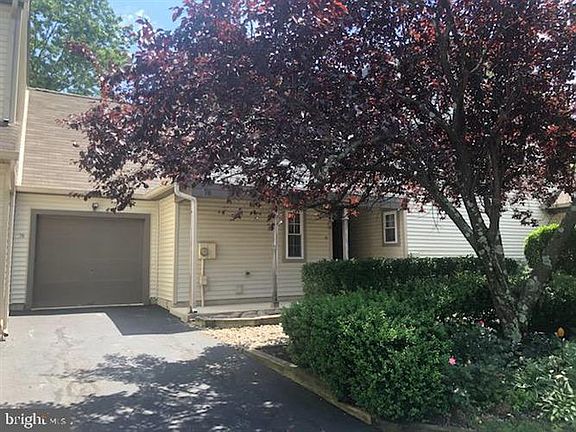 2nd image of 76 Woodlake Dr