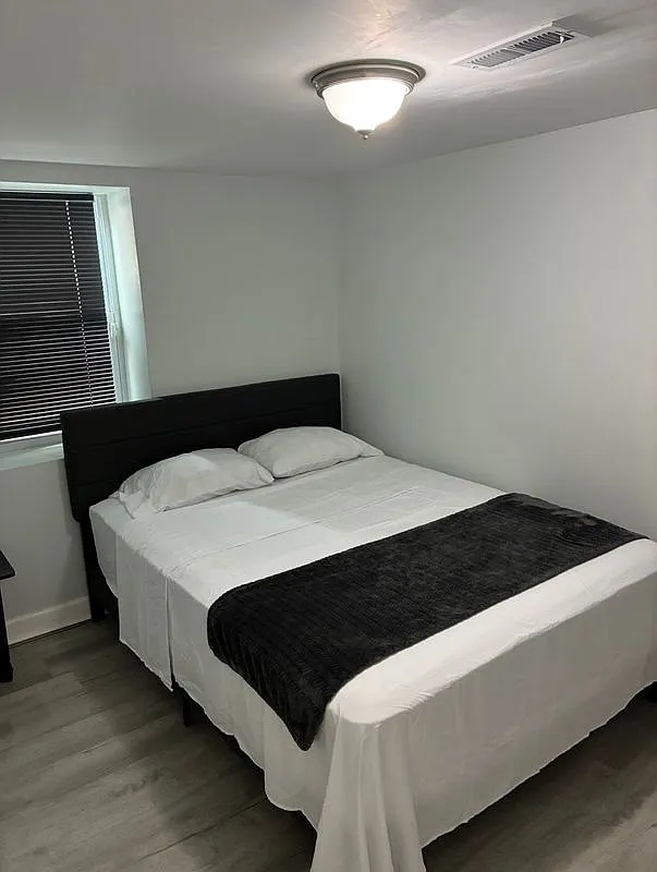 1 bed, 1.5 bath, 1400 sqft, $800 — Photo 1