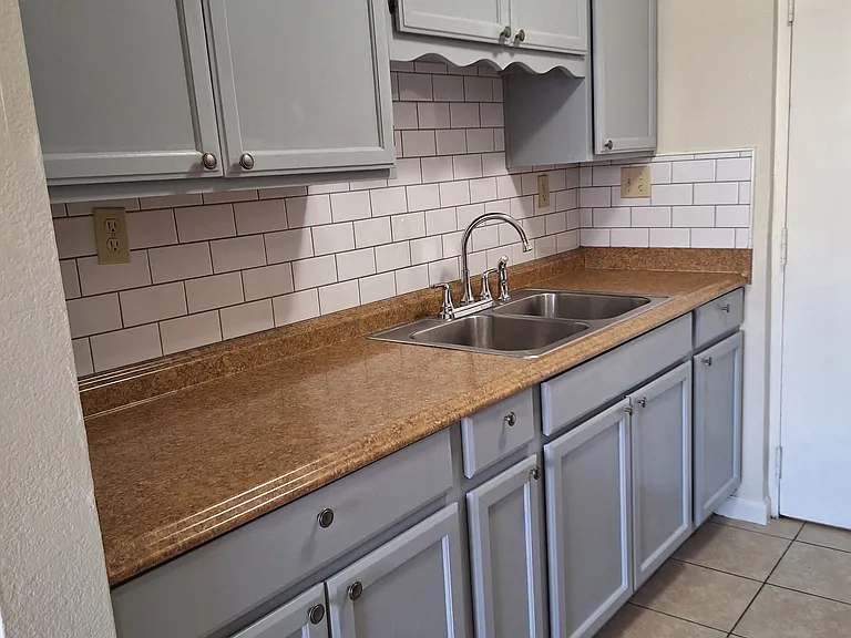 1410 E Mountain View Rd #4 — Photo 8