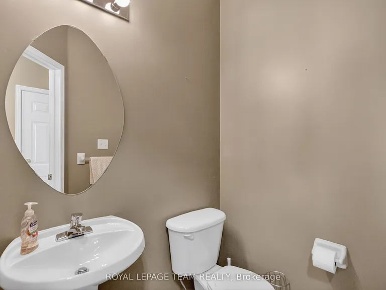 32 Riverstone Dr N — Photo 7
