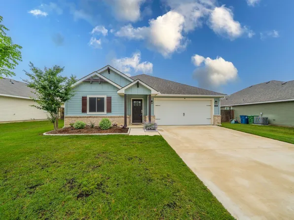 105 Arrowhead Dr, Sanger, TX 76266