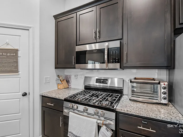 6102 Hoover St — Photo 8