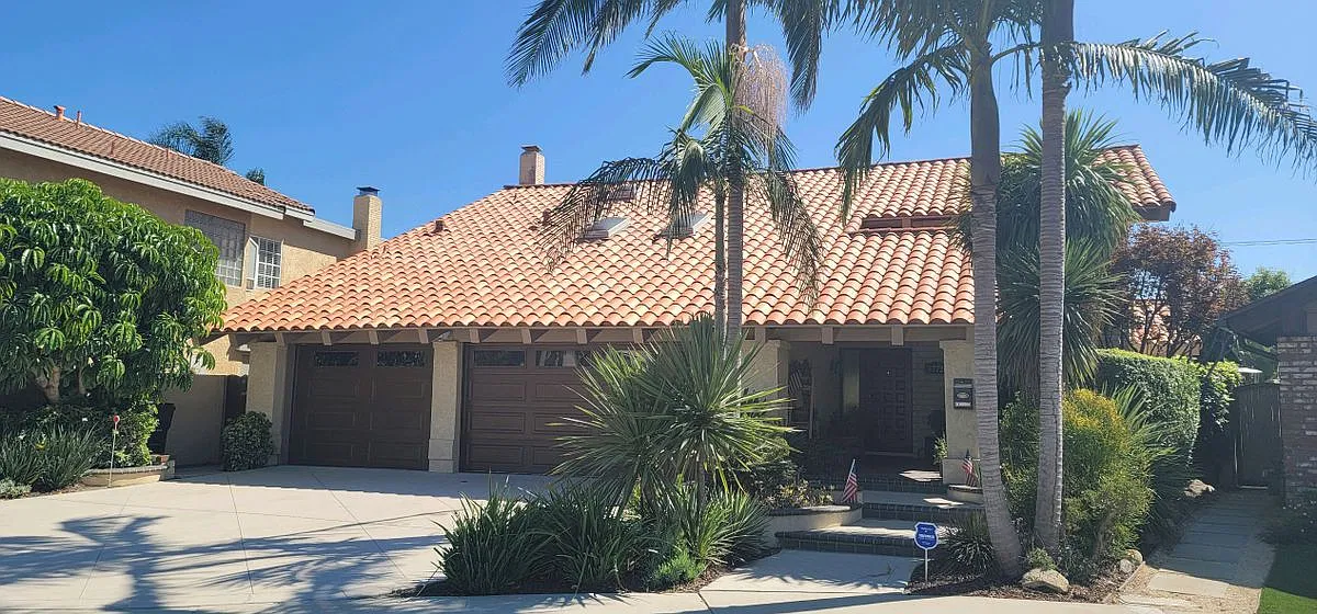 4 bed, 2.5 bath, 2422 sqft, $6,500 — Photo 1