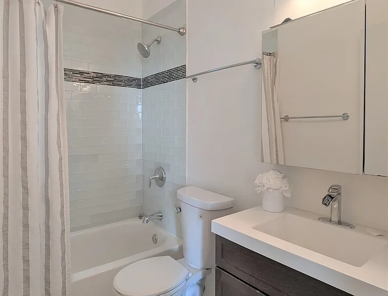 950 W Concord Pl — Photo 4