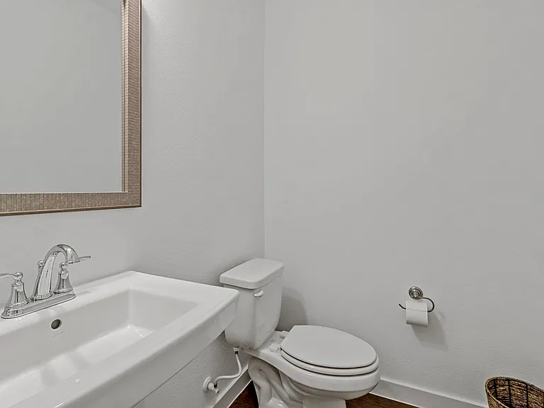 Half bathroom / downstairs