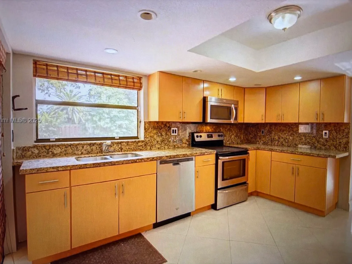 Building Photo - 9953 SW 147th Ct