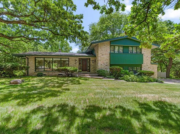 S23W26167 Canterbury LANE, Waukesha, WI 53188