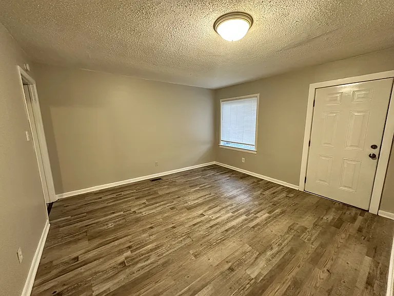 1045 Waverly St — Photo 6