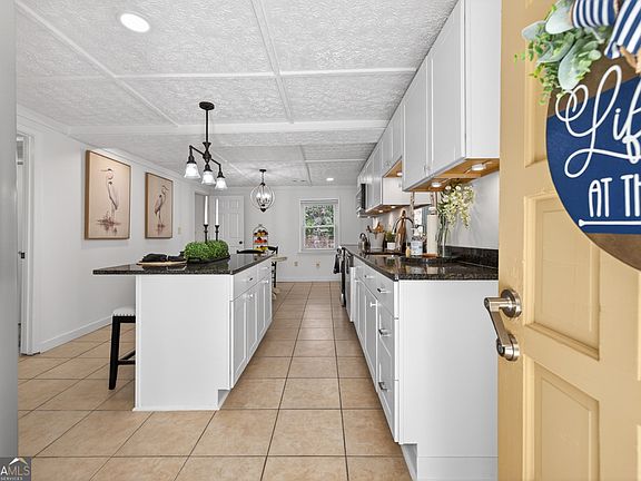5th image of 2439 Lakeshore Dr NE
