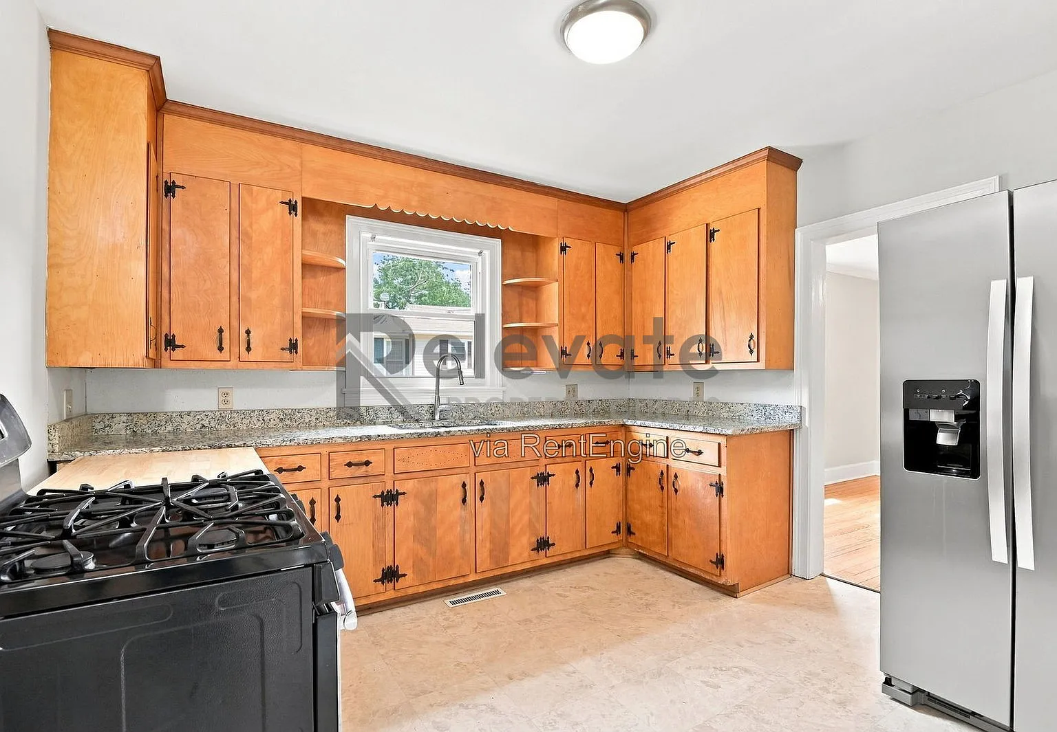 3 bed, 1.0 bath, 1000 sqft, $1,545 — Photo 3