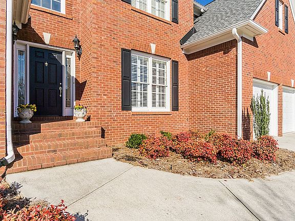 3rd image of 2395 Summit Oaks Ct