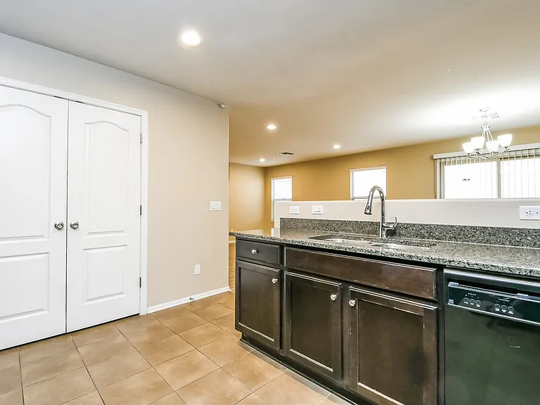 923 S Pheasant Dr — Photo 7