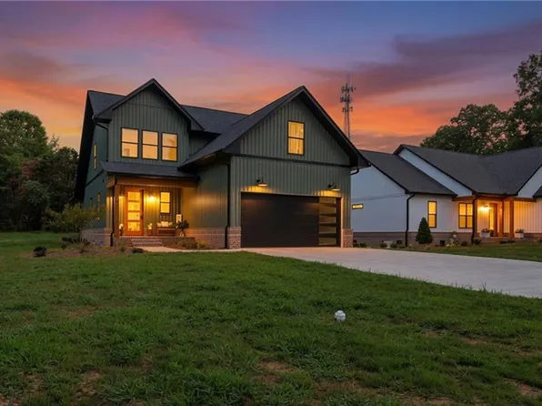75 2nd Ave SE, Taylorsville, NC 28681