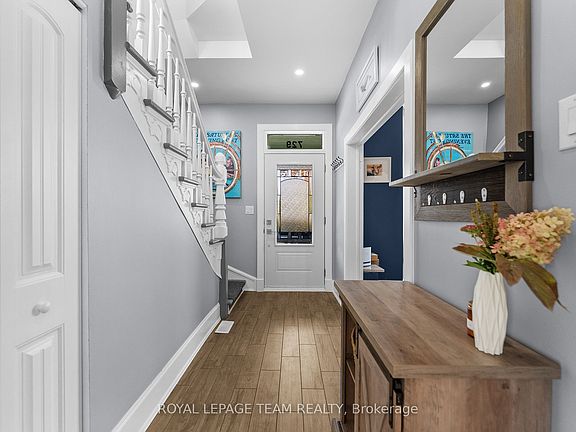 4th image of 729 Raglan St S