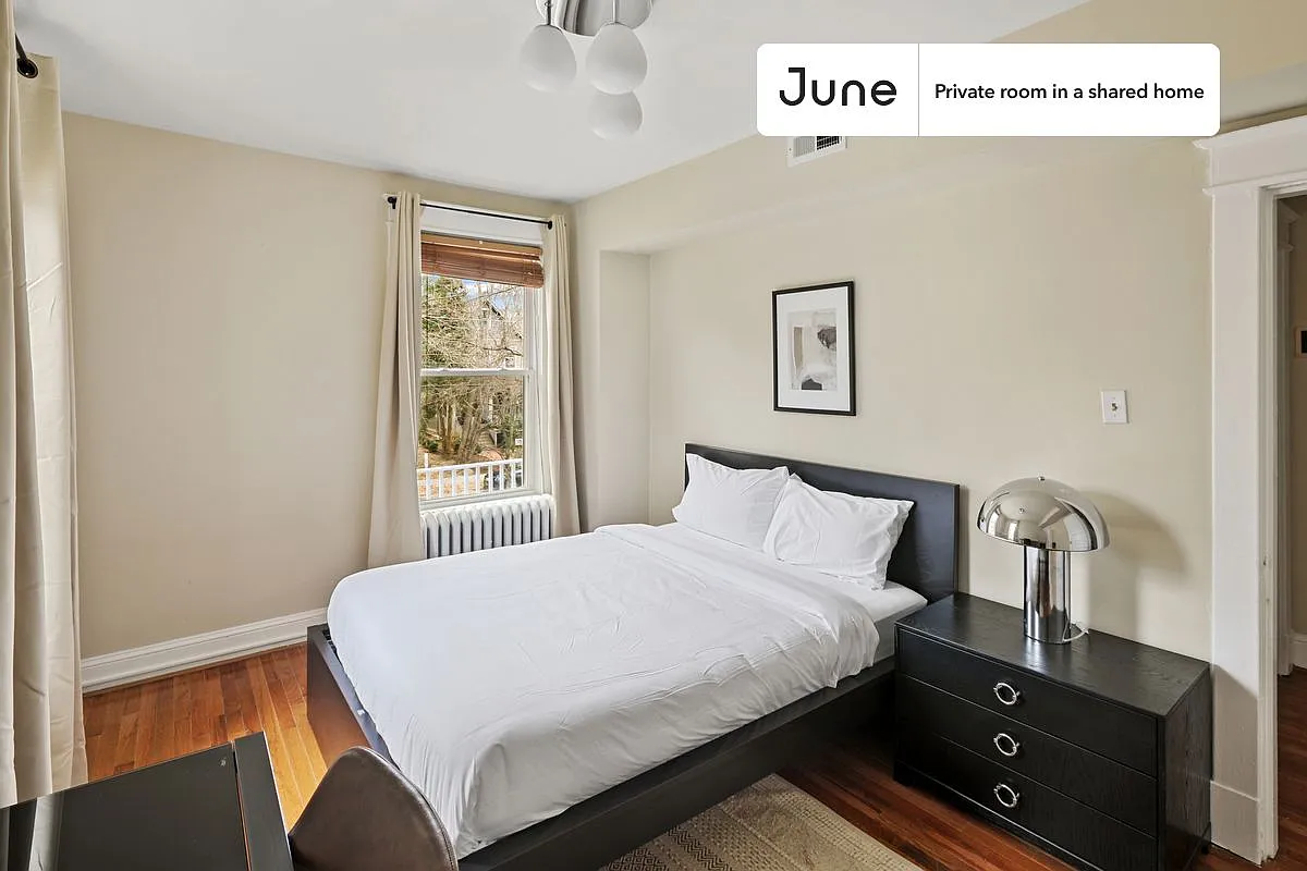Queen bedroom in 5 bed/3 bath home in Brookland #866 B — Photo 1
