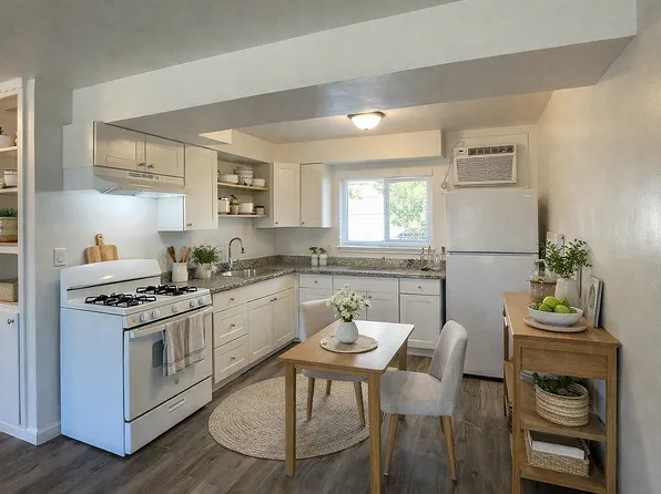 Courtside Apartments