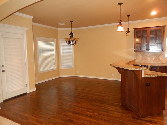 kitchen Eating Nook
						:
						Bay windows
